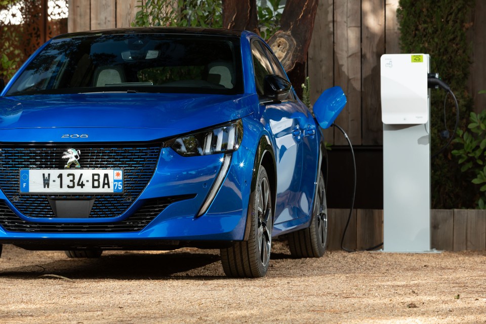 Photo officielle Peugeot e-208 GT Bleu Vertigo - Essais presse 2