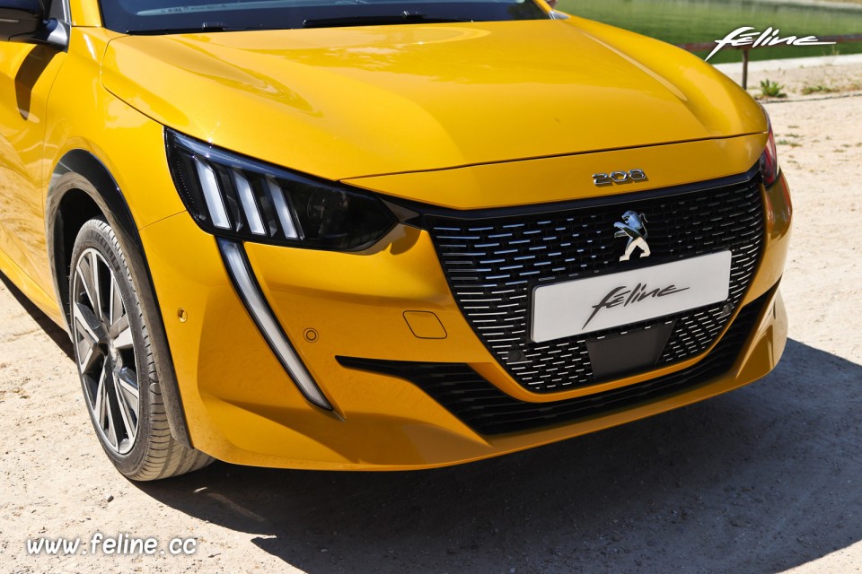 Photo bouclier avant Peugeot 208 II GT Line Jaune Faro (2019)