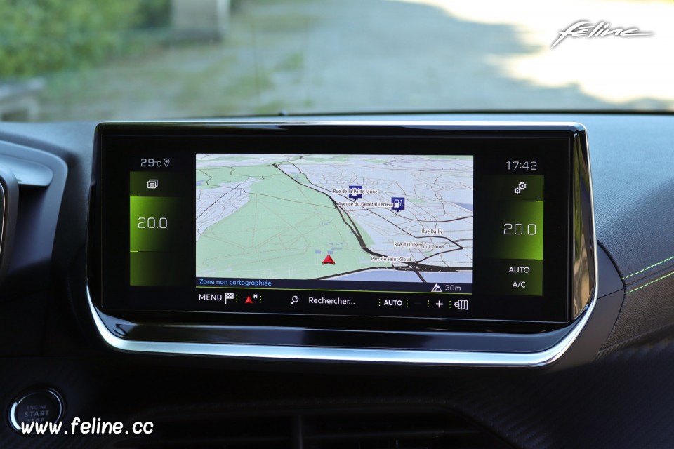 Photo navigation GPS 3D écran tactile Peugeot 208 II GT Line (2