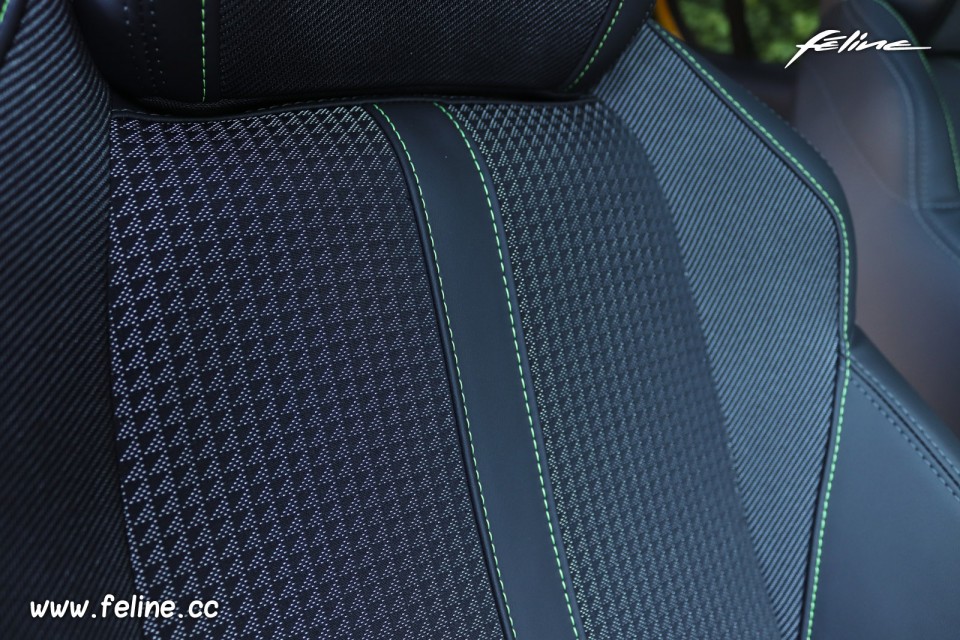 Photo détail garnissage sièges surpiqûres vertes Peugeot 208