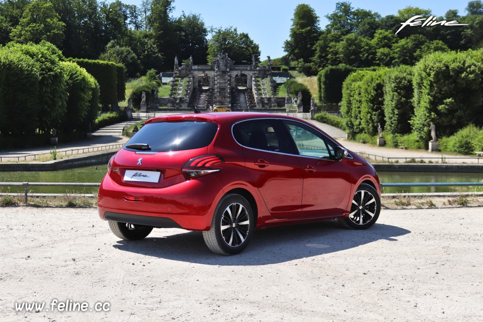 Photo 3/4 arrière Peugeot 208 I Allure Rouge Elixir (2018)