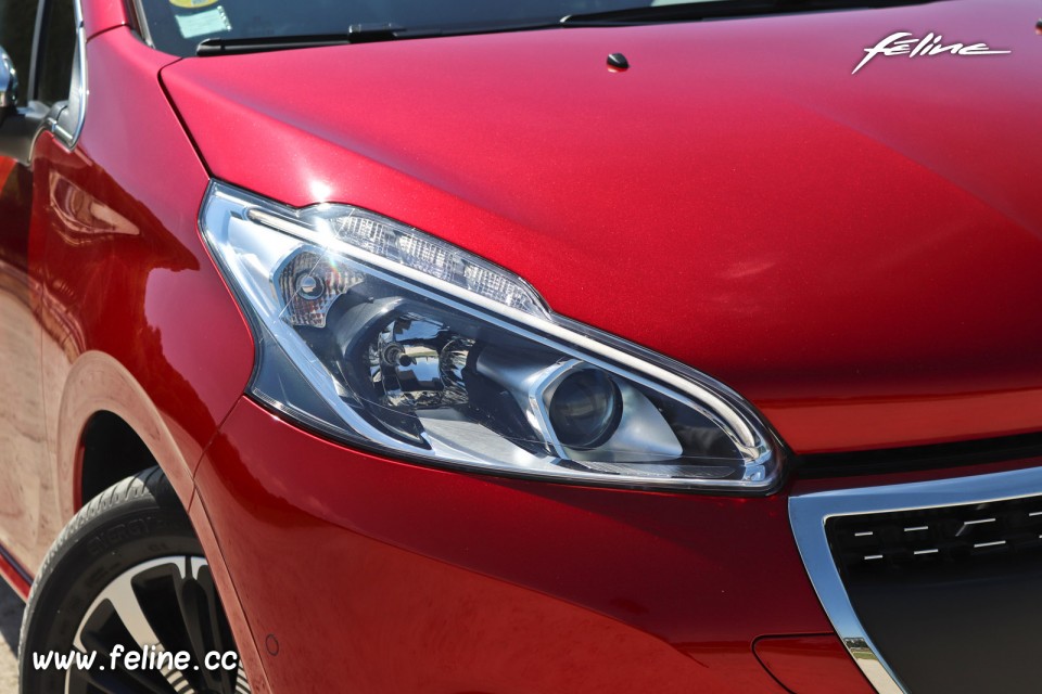 Photo phare avant LED Peugeot 208 I Allure Rouge Elixir (2018)