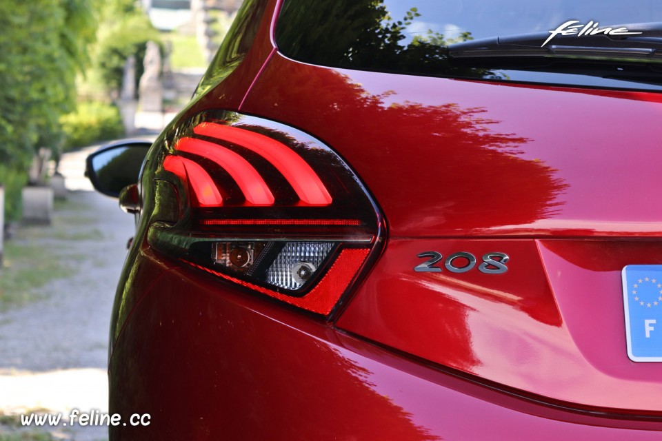 Photo feu arrière LED Peugeot 208 I Allure Rouge Elixir (2018)