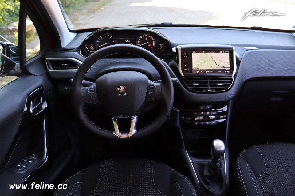 Photo poste de conduite i-Cockpit Peugeot 208 I Allure (2018)
