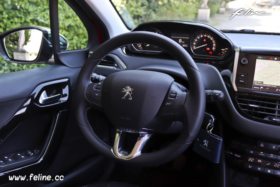 Photo volant cuir Peugeot 208 I Allure (2018)