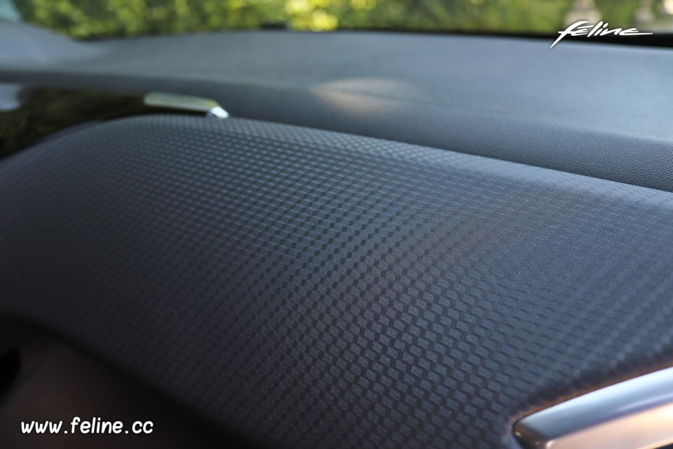 Photo détail planche de bord texturée Coxet Peugeot 208 I Allu