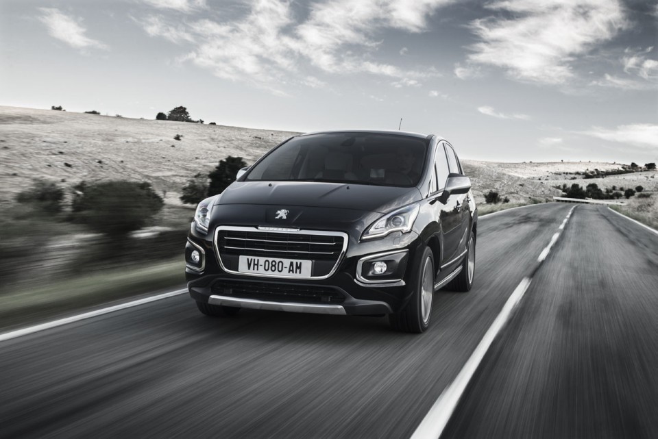 Photo avant dynamique Peugeot 3008 I phase 2 (2013) - 1-005