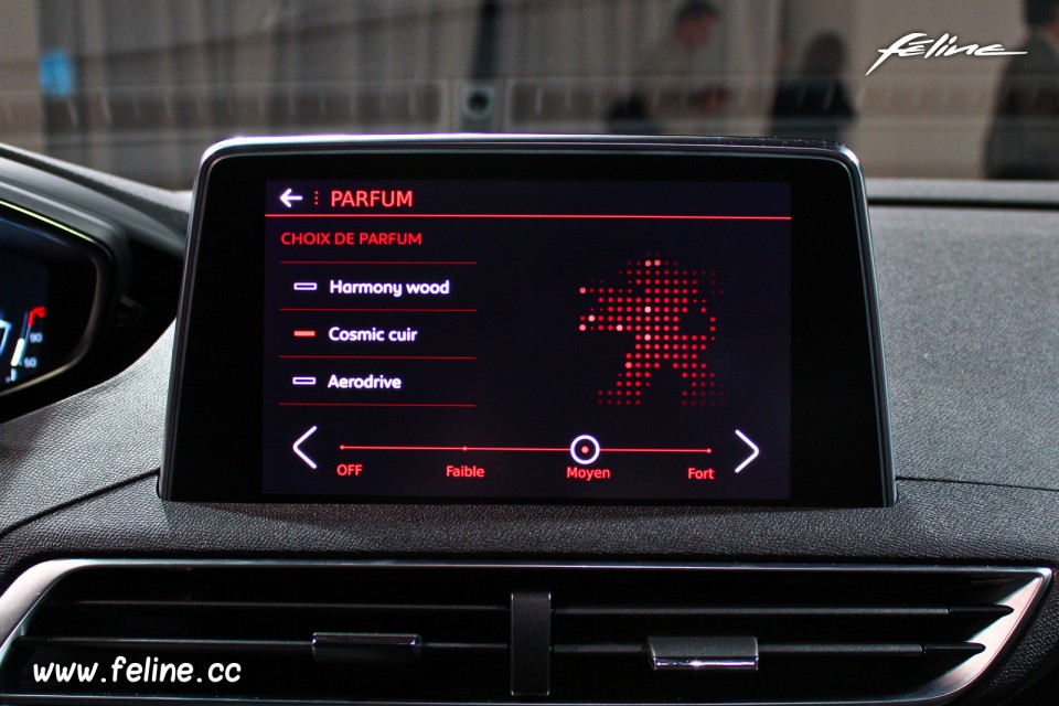 Photo diffuseur parfum d'ambiance écran tactile i-Cockpit Peuge