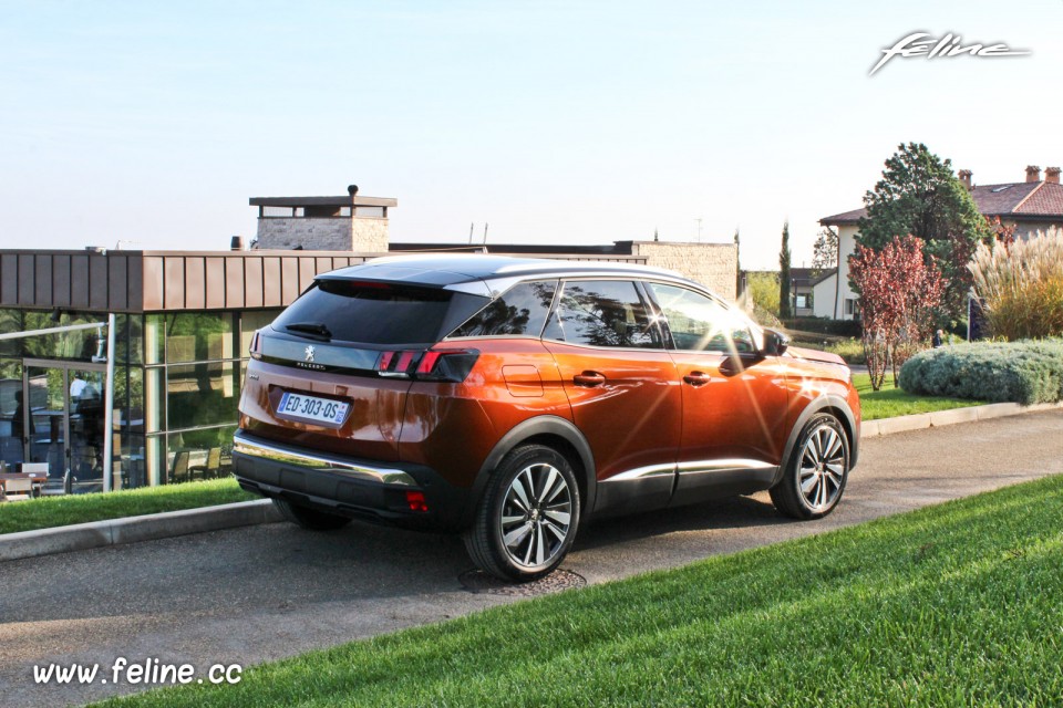 Photo 3/4 arrière Peugeot 3008 Allure II Metallic Copper (2016)