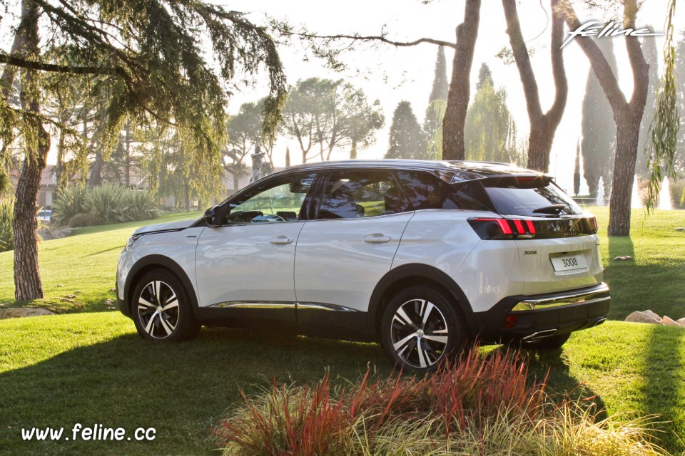 Photo 3/4 arrière Peugeot 3008 GT Line II Blanc Nacré (2016)