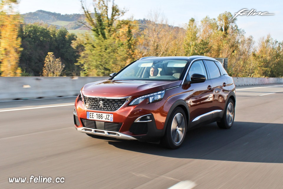 Photo 3/4 avant sur route Peugeot 3008 II (2016)