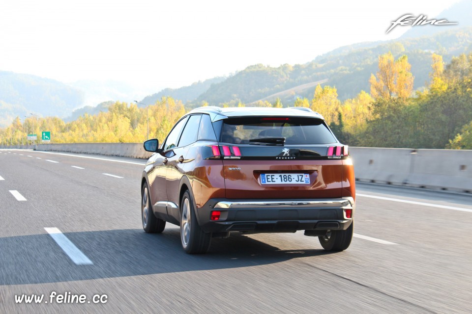 Photo 3/4 arrière sur route Peugeot 3008 II (2016)