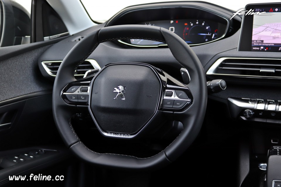 Photo volant cuir noir surpiqué Peugeot 3008 II Allure PureTech