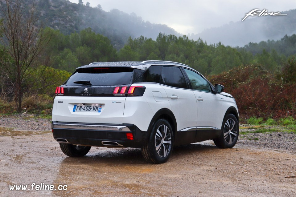 Photo 3/4 arrière Peugeot 3008 II GT HYbrid4 300 (2020)