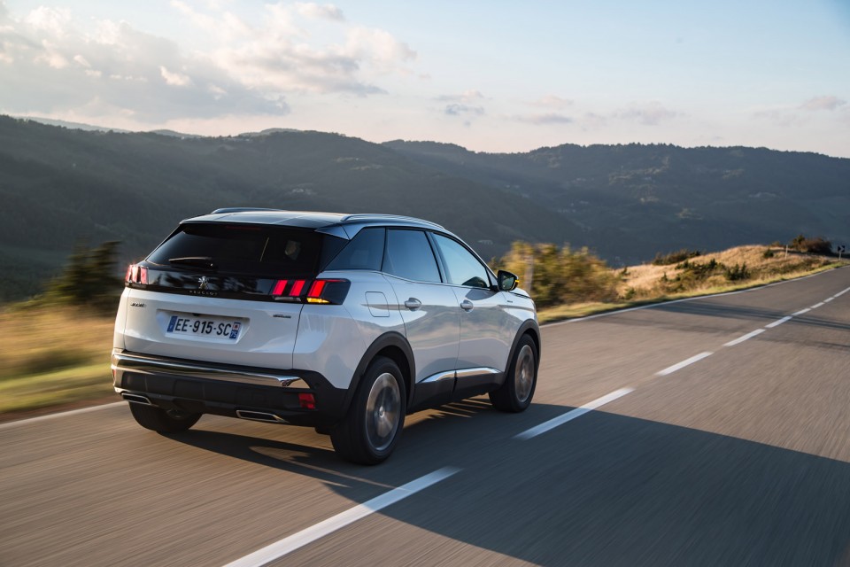 Photo 3/4 arrière Peugeot 3008 II GT Line Blanc Nacré - Essais