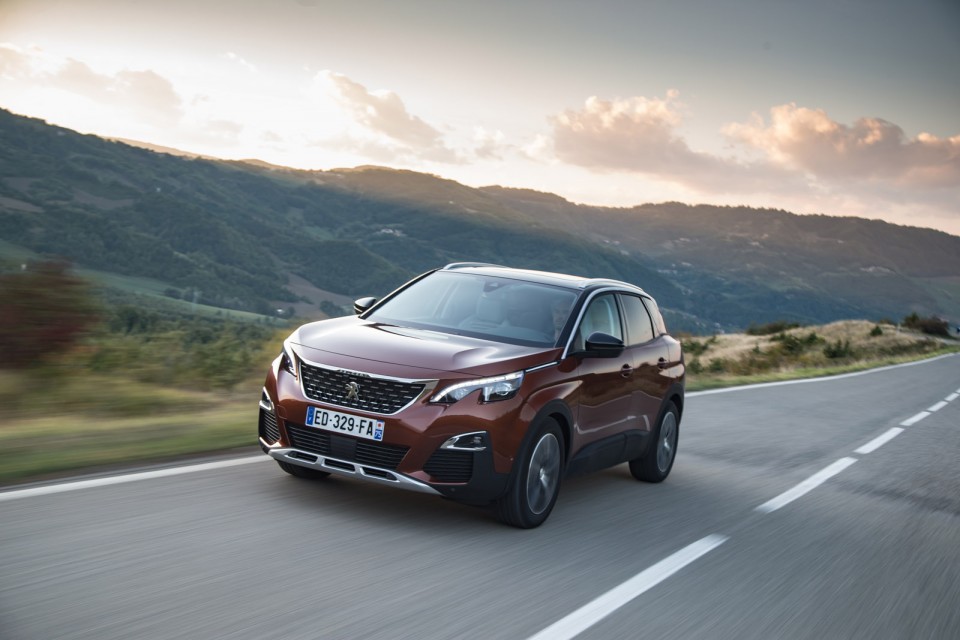 Photo 3/4 avant Peugeot 3008 II Allure Metallic Copper - Essais