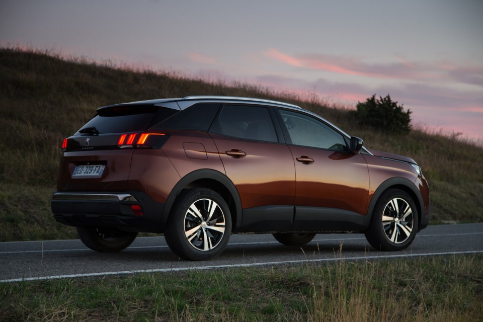 Photo 3/4 arrière Peugeot 3008 II Allure Metallic Copper - Essa
