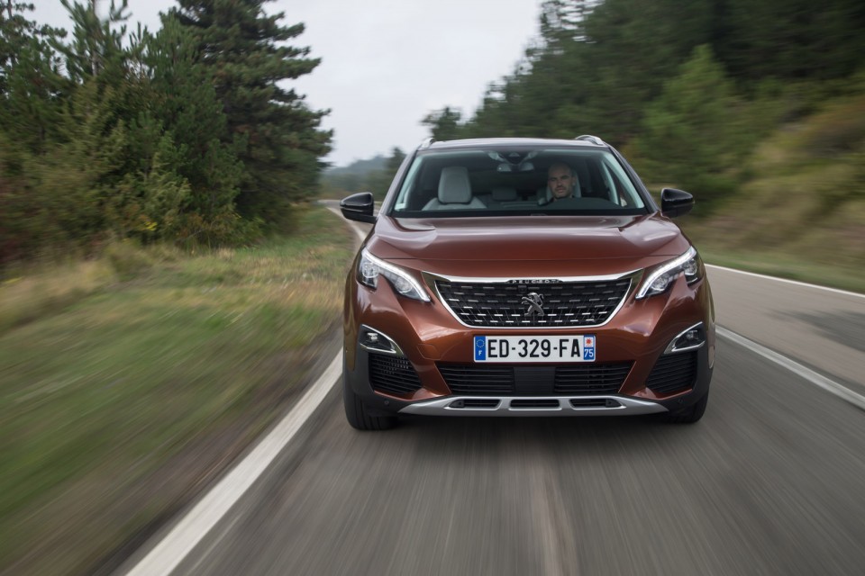 Photo face avant Peugeot 3008 II Allure Metallic Copper - Essais