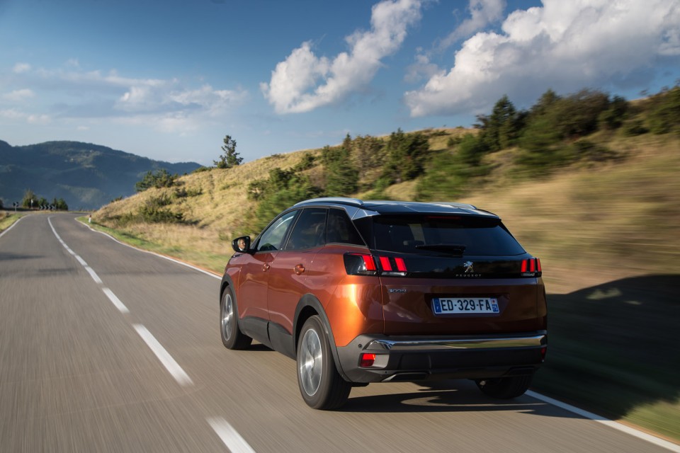 Photo face arrière Peugeot 3008 II Allure Metallic Copper - Ess