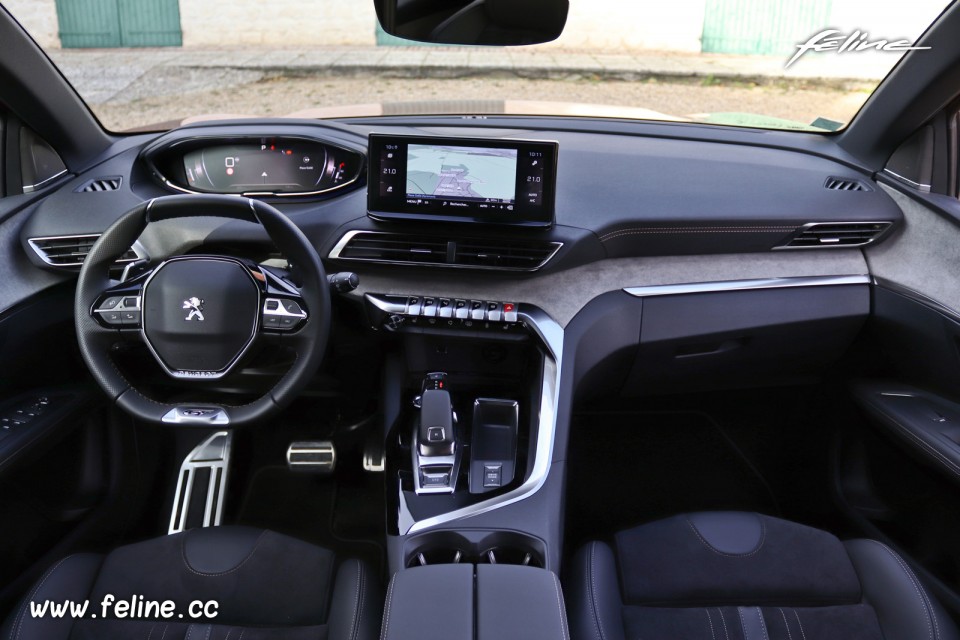 Photo tableau de bord Peugeot 3008 II restylée GT PureTech 180