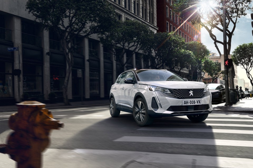 Photo officielle Peugeot 3008 II HYbrid 225 restylée (2020)