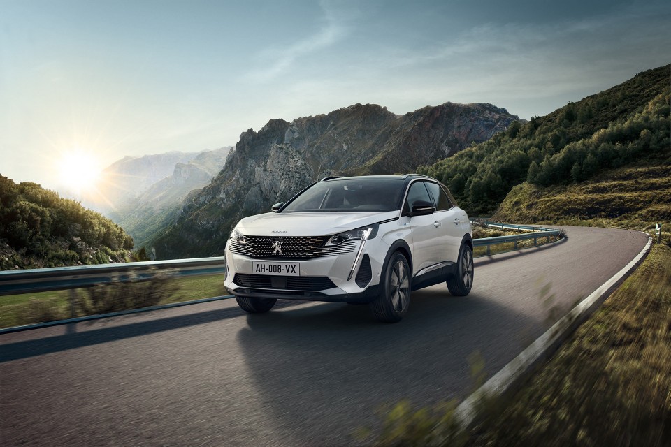 Photo route Peugeot 3008 II HYbrid 225 restylée (2020)