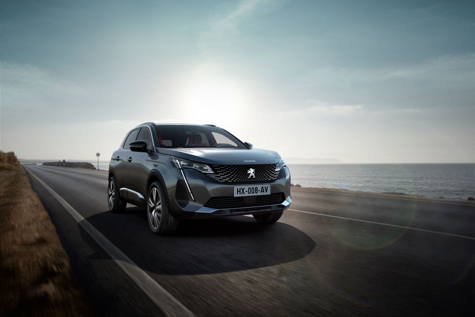 Photo dynamique route Peugeot 3008 II GT restylée (2020)