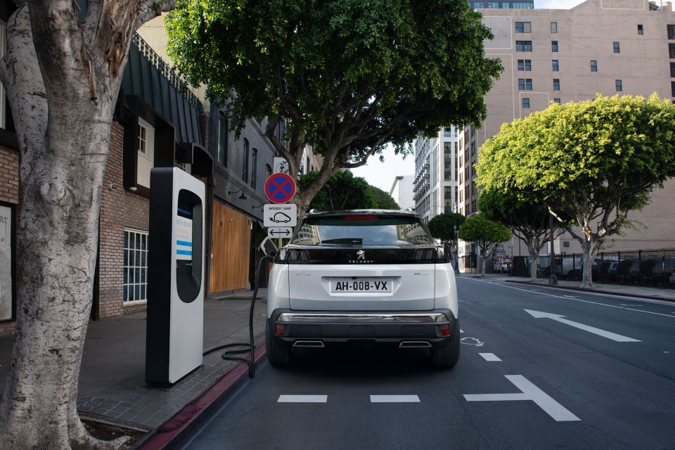 Photo recharge Peugeot 3008 II HYbrid restylée (2020)