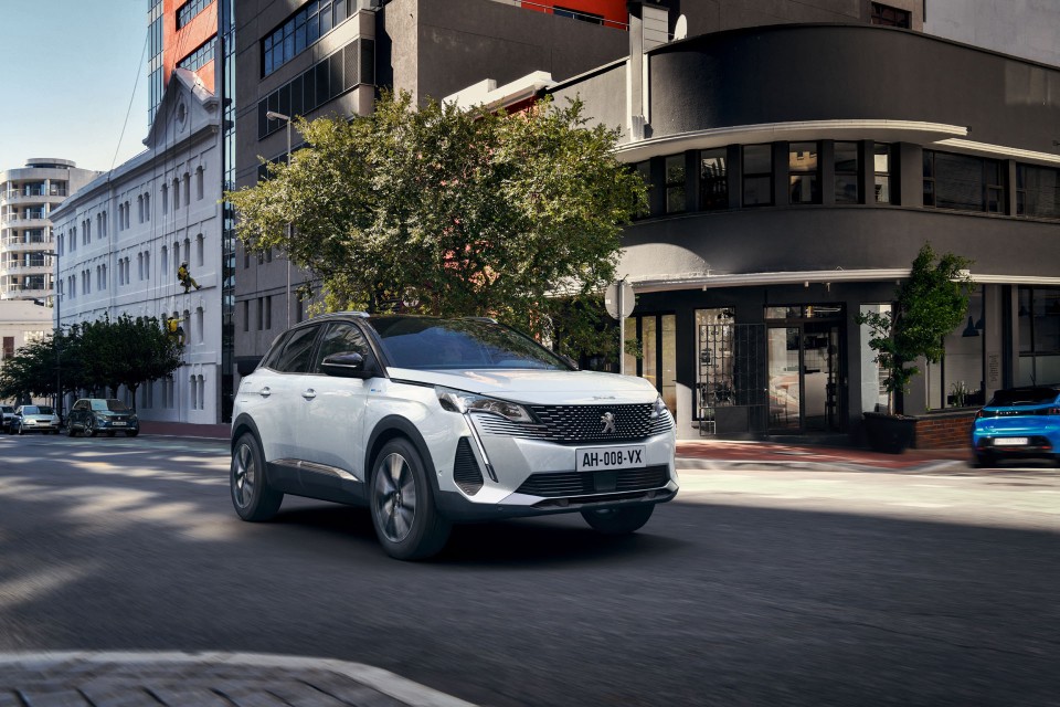 Photo dynamique ville Peugeot 3008 II HYbrid restylée (2020)