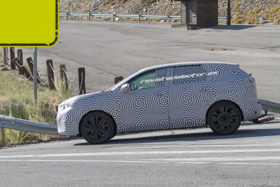 Spy shot nouvelle Peugeot 3008 II (2016)