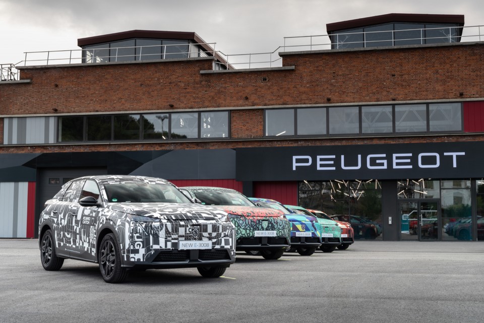 Photo Peugeot e-3008 III camouflée #CamoCatch - Présentation officielle (2023)