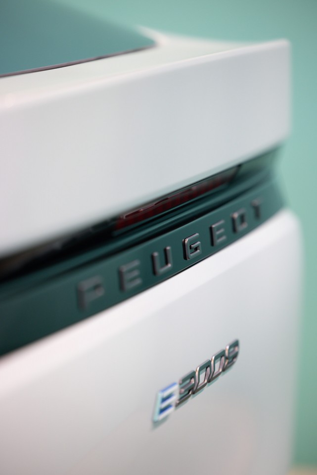 Photo Peugeot e-3008 III Blanc Okenite - Présentation officielle (2023)