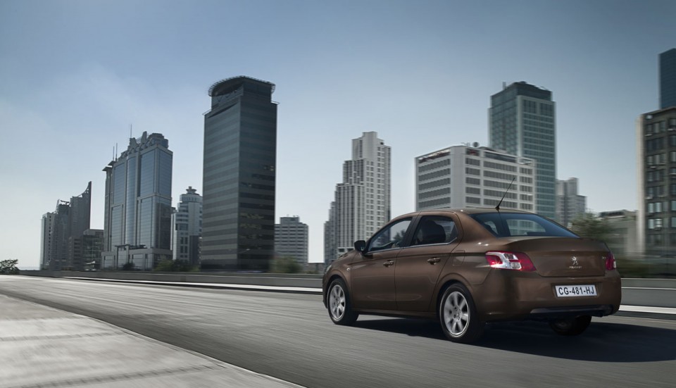 Photo 3/4 arrière dynamique Peugeot 301 I Brun Rich Oak (2012)