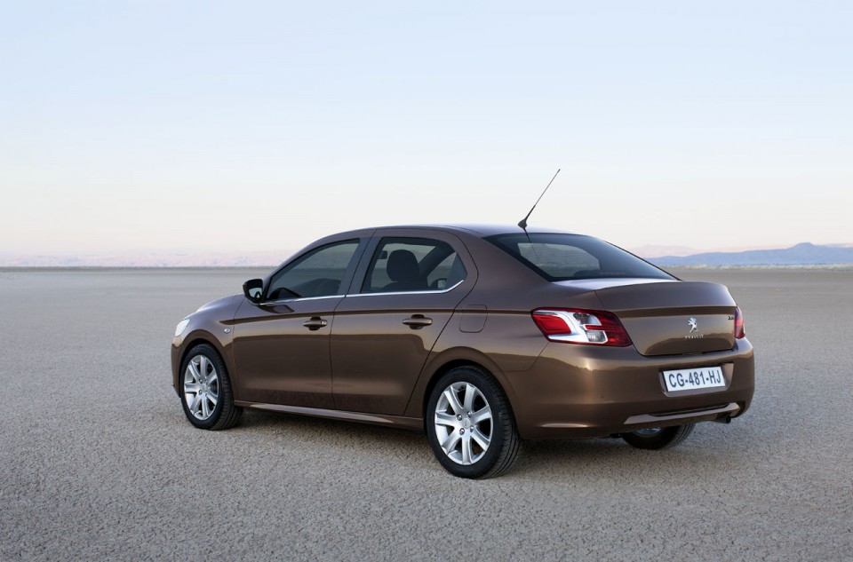 Photo 3/4 arrière Peugeot 301 I Brun Rich Oak (2012)