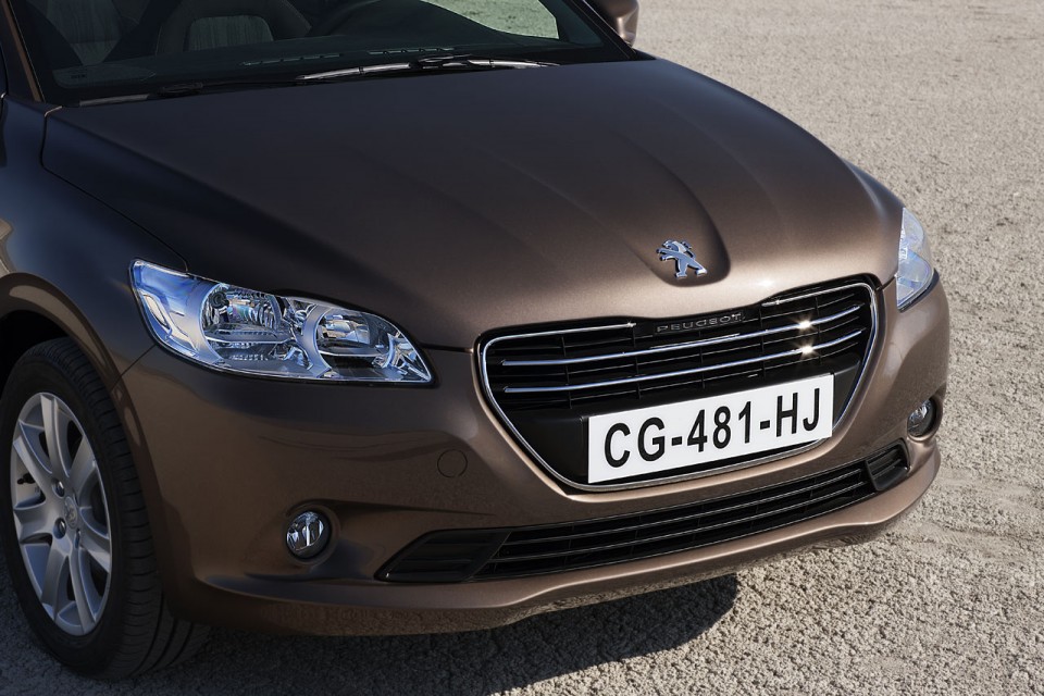 Photo calandre avant Peugeot 301 I Brun Rich Oak (2012)