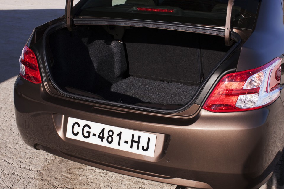 Photo intérieur coffre Peugeot 301 I Brun Rich Oak (2012)