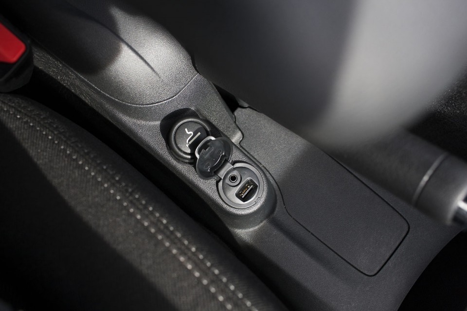 Photo prise USB Peugeot 301 I Brun Rich Oak (2012)