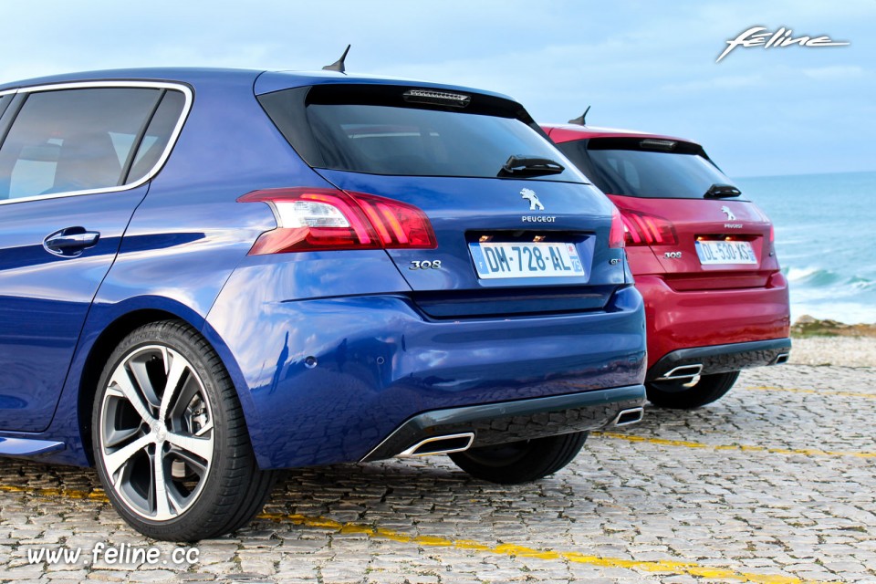 Photo face arrière Peugeot 308 GT Bleu Magnetic et Rouge Rubi -