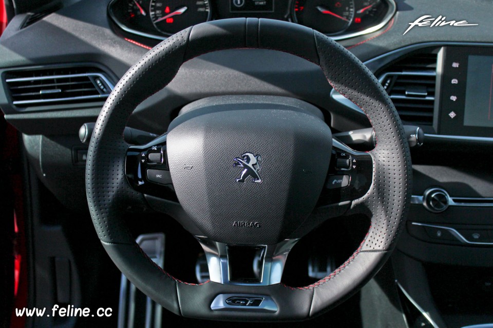 Photo volant cuir spécifique Peugeot 308 GT - Essais 2015 - Photos