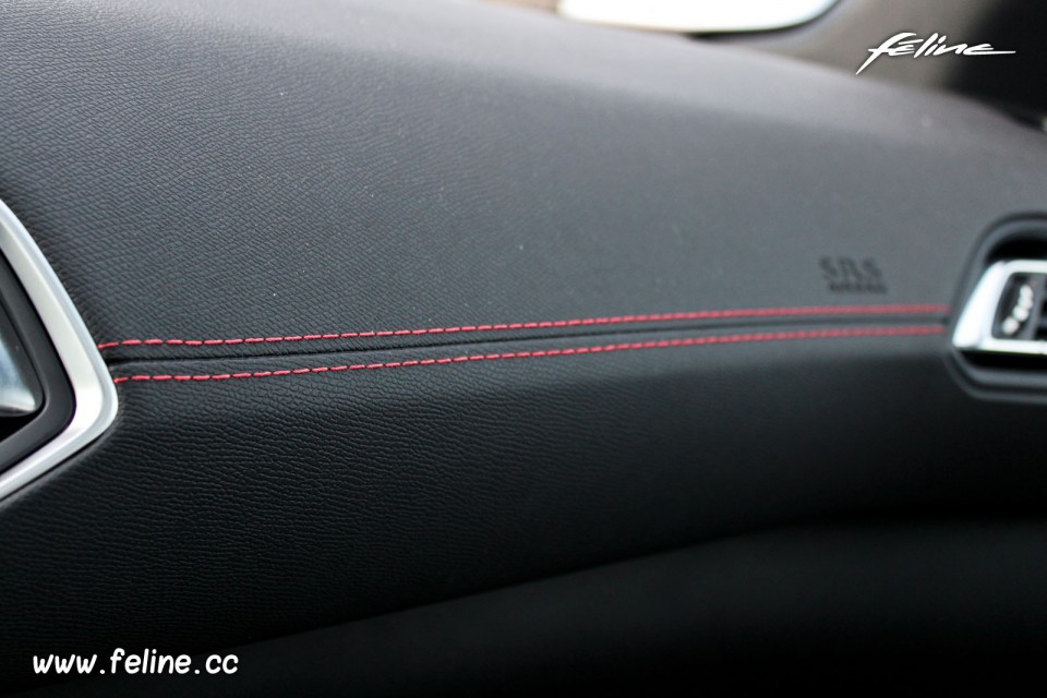 Photo surpiqures rouges Peugeot 308 GT - Essais 2015
