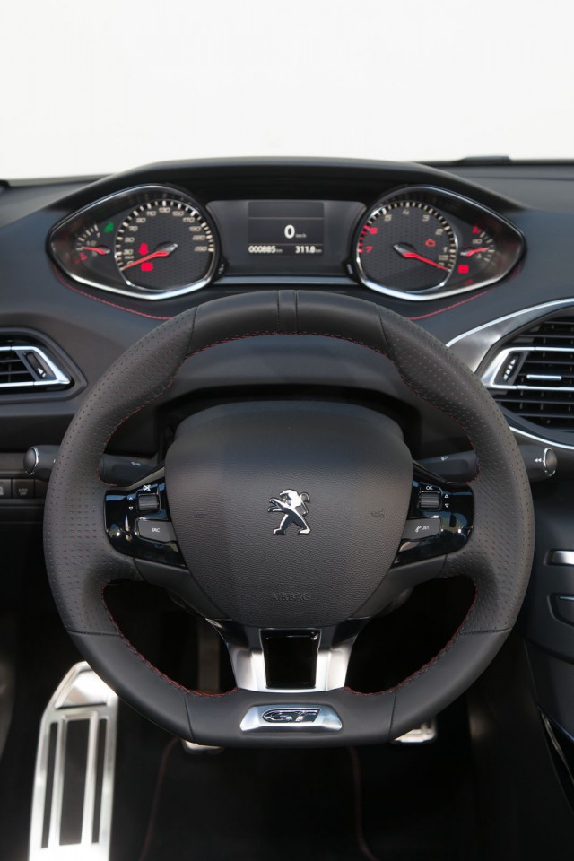 Photo volant cuir Peugeot 308 GT - Essais 2015
