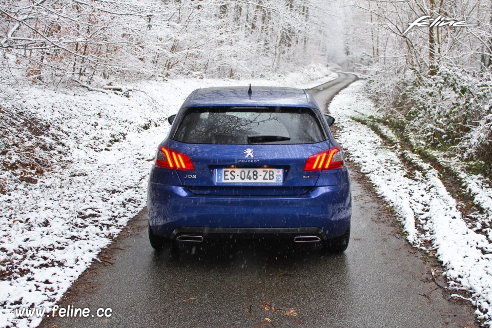 Photo face arrière Peugeot 308 GT PureTech 225 EAT8 - Essais 20