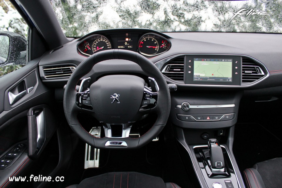 Photo poste de conduite i-Cockpit Peugeot 308 GT PureTech 225 EA