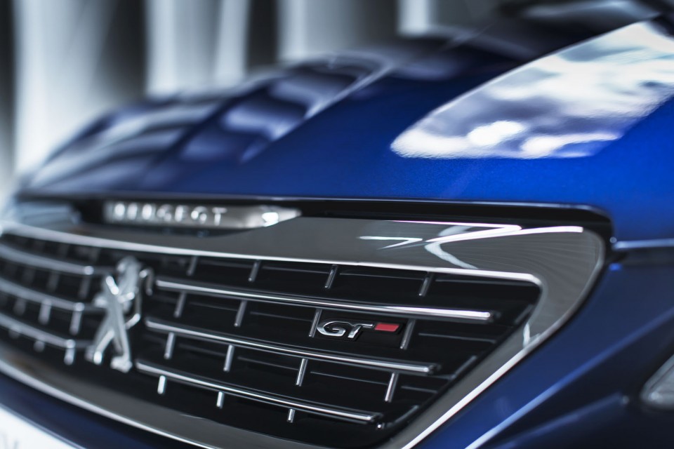 Photo sigle GT calandre Peugeot 308 GT