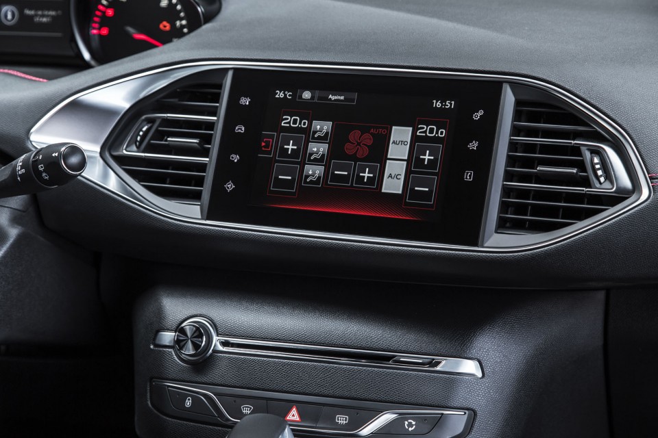 Photo climatisation écran tactile Peugeot 308 GT