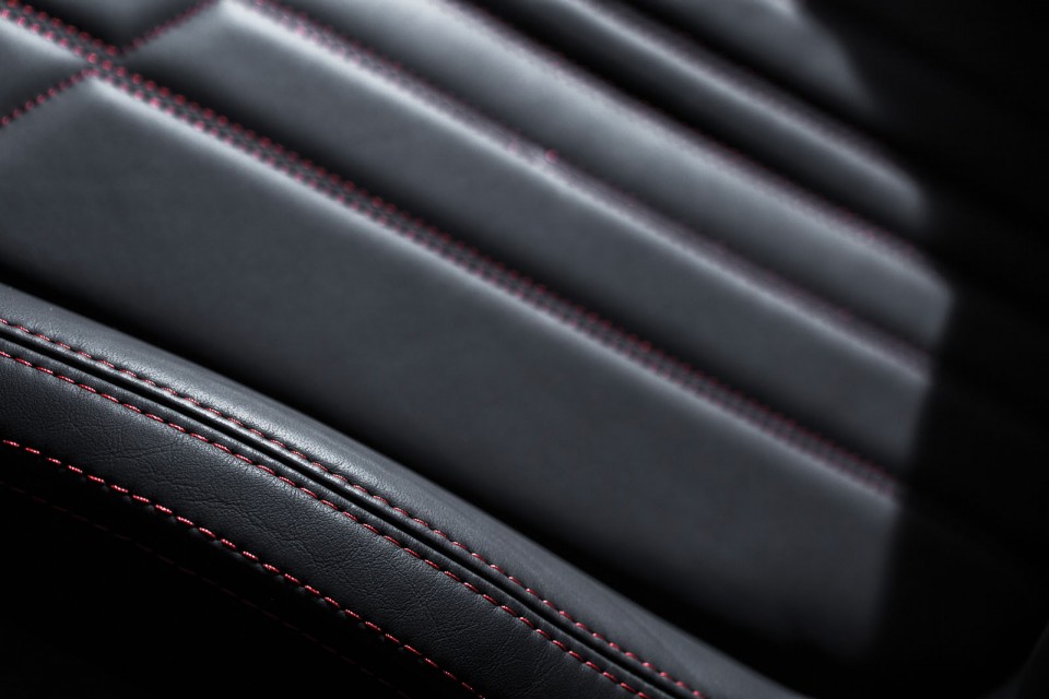 Photo détail surpiqûres siège cuir Peugeot 308 GT