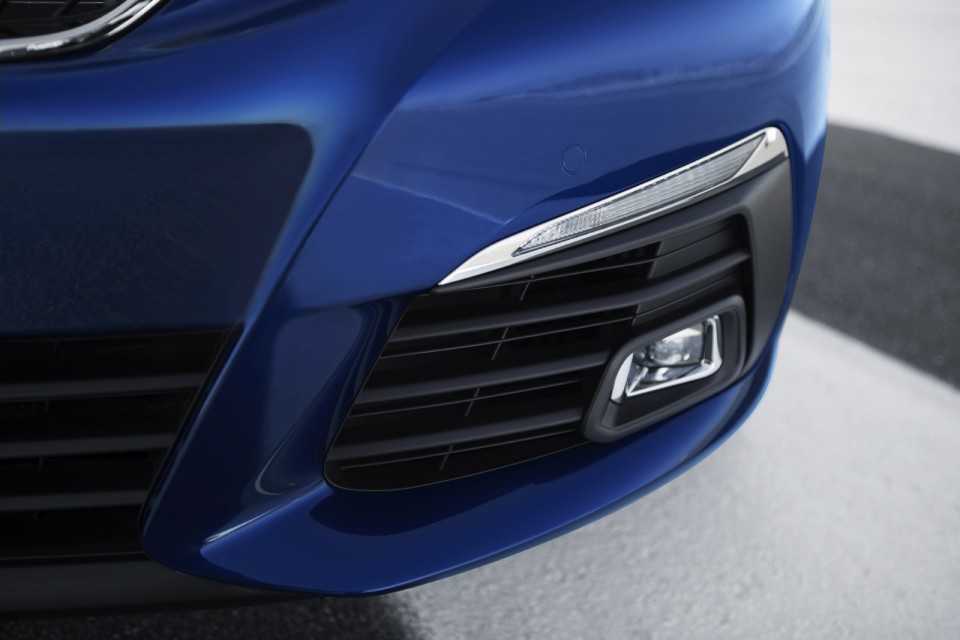 Photo officielle antibrouillard avant Peugeot 308 GT restylée (