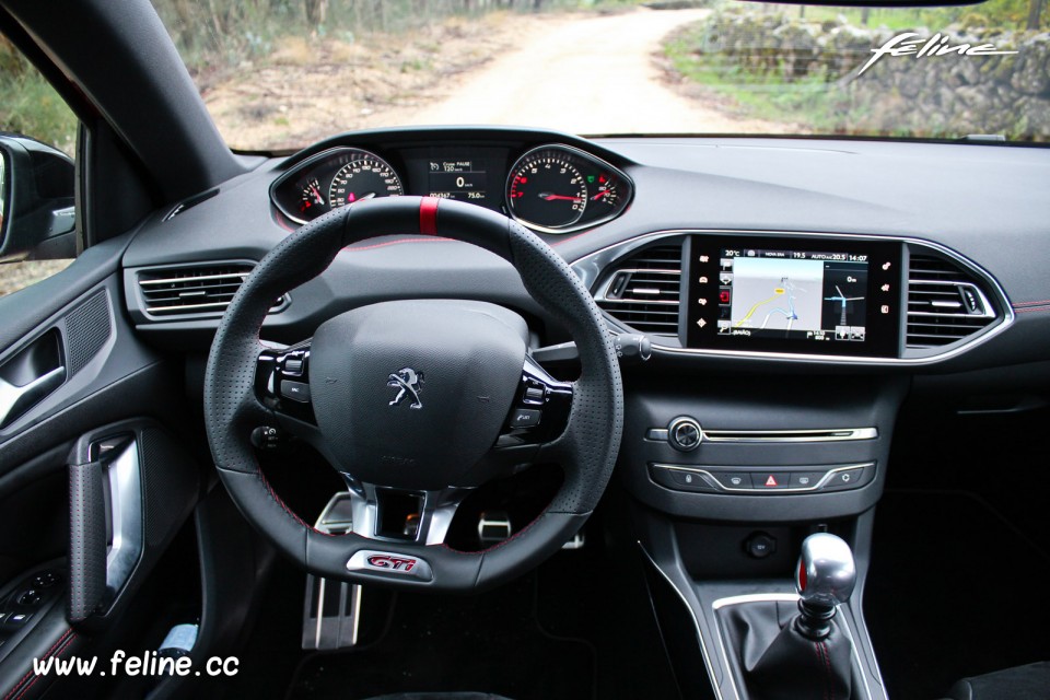 Photo poste de conduite i-Cockpit Peugeot 308 GTi by Peugeot Peugeot Sport (2015)