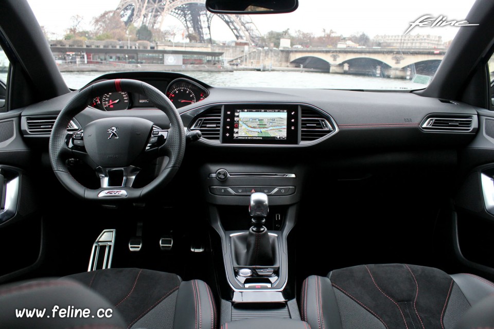 Photo tableau de bord Peugeot 308 GTi by Peugeot Sport (2015)