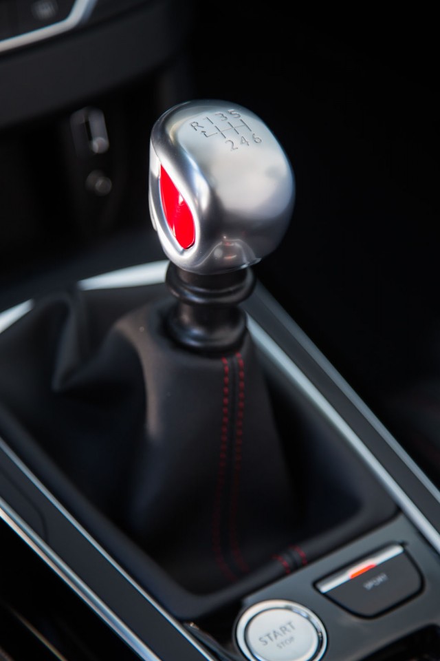 Photo pommeau aluminium Peugeot 308 GTi - Essais 2015